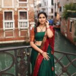 Divya Vadthya Instagram - Neekosam cheera kattukuni roadlu gallilu vethikeskuntuntey … Ekkadunnavv raa baabu ? 👀🔎 Tq beautiful for capturing me @vicky_photo.it ❤️ Love my half saree @srikrishnasilk 🥰 #goodmorning #venice #telugu #traditional #divi #divivadthya #divinunchi