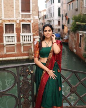Divya Vadthya Instagram - Neekosam cheera kattukuni roadlu gallilu vethikeskuntuntey … 
 Ekkadunnavv raa baabu ? 👀🔎

Tq beautiful for capturing me @vicky_photo.it ❤️
Love my half saree @srikrishnasilk 🥰

#goodmorning #venice #telugu #traditional #divi #divivadthya #divinunchi