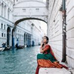 Divya Vadthya Instagram - Neekosam cheera kattukuni roadlu gallilu vethikeskuntuntey … Ekkadunnavv raa baabu ? 👀🔎 Tq beautiful for capturing me @vicky_photo.it ❤️ Love my half saree @srikrishnasilk 🥰 #goodmorning #venice #telugu #traditional #divi #divivadthya #divinunchi