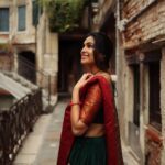 Divya Vadthya Instagram - Neekosam cheera kattukuni roadlu gallilu vethikeskuntuntey … Ekkadunnavv raa baabu ? 👀🔎 Tq beautiful for capturing me @vicky_photo.it ❤️ Love my half saree @srikrishnasilk 🥰 #goodmorning #venice #telugu #traditional #divi #divivadthya #divinunchi