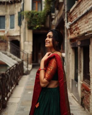 Divya Vadthya Instagram - Neekosam cheera kattukuni roadlu gallilu vethikeskuntuntey … 
 Ekkadunnavv raa baabu ? 👀🔎

Tq beautiful for capturing me @vicky_photo.it ❤️
Love my half saree @srikrishnasilk 🥰

#goodmorning #venice #telugu #traditional #divi #divivadthya #divinunchi