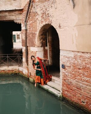 Divya Vadthya Instagram - Neekosam cheera kattukuni roadlu gallilu vethikeskuntuntey … 
 Ekkadunnavv raa baabu ? 👀🔎

Tq beautiful for capturing me @vicky_photo.it ❤️
Love my half saree @srikrishnasilk 🥰

#goodmorning #venice #telugu #traditional #divi #divivadthya #divinunchi