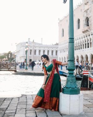 Divya Vadthya Instagram - Neekosam cheera kattukuni roadlu gallilu vethikeskuntuntey … 
 Ekkadunnavv raa baabu ? 👀🔎

Tq beautiful for capturing me @vicky_photo.it ❤️
Love my half saree @srikrishnasilk 🥰

#goodmorning #venice #telugu #traditional #divi #divivadthya #divinunchi