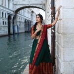 Divya Vadthya Instagram - Neekosam cheera kattukuni roadlu gallilu vethikeskuntuntey … Ekkadunnavv raa baabu ? 👀🔎 Tq beautiful for capturing me @vicky_photo.it ❤️ Love my half saree @srikrishnasilk 🥰 #goodmorning #venice #telugu #traditional #divi #divivadthya #divinunchi