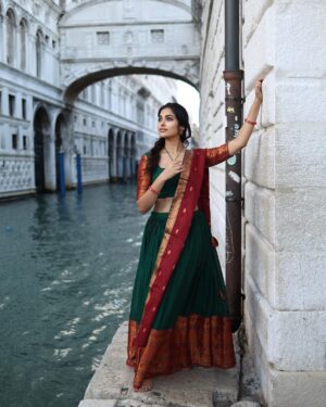 Divya Vadthya Instagram - Neekosam cheera kattukuni roadlu gallilu vethikeskuntuntey … 
 Ekkadunnavv raa baabu ? 👀🔎

Tq beautiful for capturing me @vicky_photo.it ❤️
Love my half saree @srikrishnasilk 🥰

#goodmorning #venice #telugu #traditional #divi #divivadthya #divinunchi