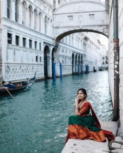 Divya Vadthya Instagram - Neekosam cheera kattukuni roadlu gallilu vethikeskuntuntey … Ekkadunnavv raa baabu ? 👀🔎 Tq beautiful for capturing me @vicky_photo.it ❤️ Love my half saree @srikrishnasilk 🥰 #goodmorning #venice #telugu #traditional #divi #divivadthya #divinunchi