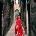 Divya Vadthya Instagram - “Venice” you are a beauty! Had the best food , loved eating the gelato , my morning coffees and the night wines … beautiful streets and bridges , great walks in this traditional saree … wow such an amazing vacation Tq beautiful for capturing me @vicky_photo.it ❤️ Love my red saree @srikrishnasilk 🥰