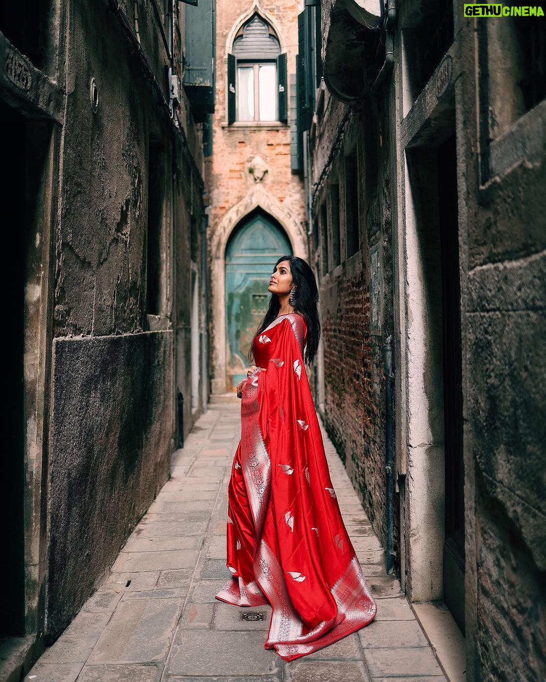 Divya Vadthya Instagram - “Venice” you are a beauty! Had the best food , loved eating the gelato , my morning coffees and the night wines … beautiful streets and bridges , great walks in this traditional saree … wow such an amazing vacation Tq beautiful for capturing me @vicky_photo.it ❤️ Love my red saree @srikrishnasilk 🥰