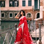 Divya Vadthya Instagram - “Venice” you are a beauty! Had the best food , loved eating the gelato , my morning coffees and the night wines … beautiful streets and bridges , great walks in this traditional saree … wow such an amazing vacation Tq beautiful for capturing me @vicky_photo.it ❤️ Love my red saree @srikrishnasilk 🥰
