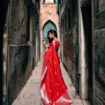 Divya Vadthya Instagram - “Venice” you are a beauty! Had the best food , loved eating the gelato , my morning coffees and the night wines … beautiful streets and bridges , great walks in this traditional saree … wow such an amazing vacation Tq beautiful for capturing me @vicky_photo.it ❤️ Love my red saree @srikrishnasilk 🥰