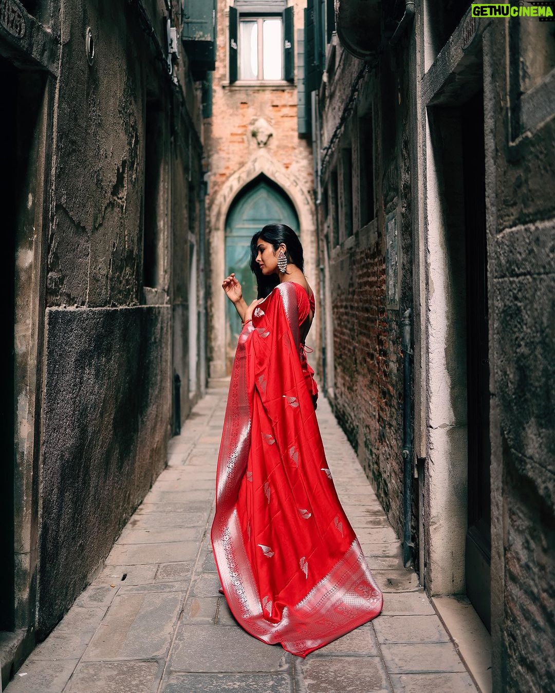 Divya Vadthya Instagram - “Venice” you are a beauty! Had the best food , loved eating the gelato , my morning coffees and the night wines … beautiful streets and bridges , great walks in this traditional saree … wow such an amazing vacation Tq beautiful for capturing me @vicky_photo.it ❤️ Love my red saree @srikrishnasilk 🥰