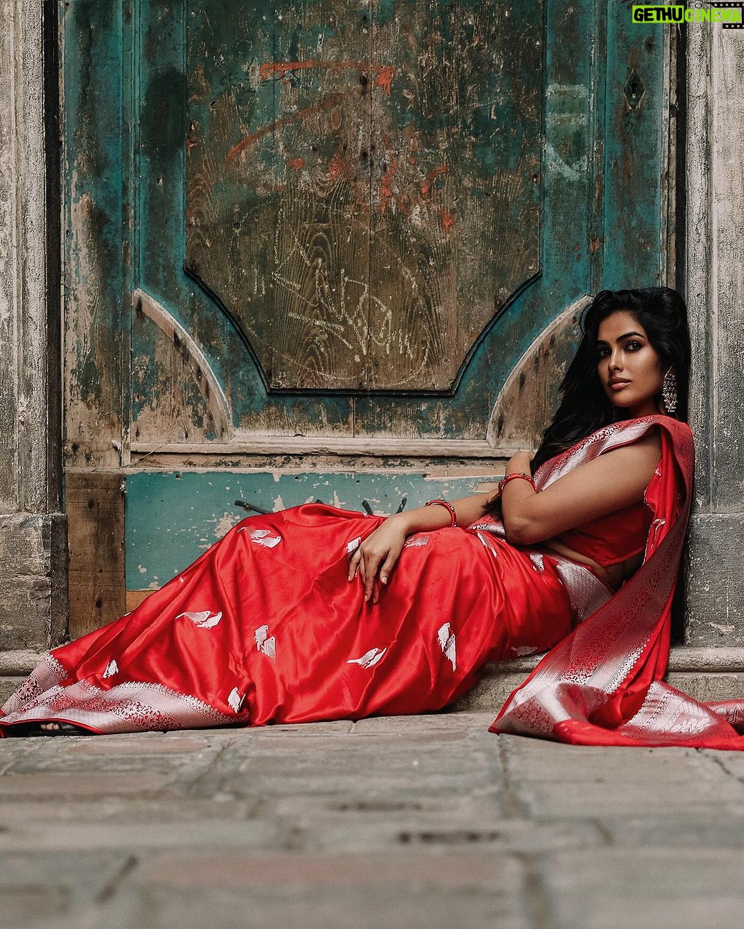 Divya Vadthya Instagram - “Venice” you are a beauty! Had the best food , loved eating the gelato , my morning coffees and the night wines … beautiful streets and bridges , great walks in this traditional saree … wow such an amazing vacation Tq beautiful for capturing me @vicky_photo.it ❤️ Love my red saree @srikrishnasilk 🥰