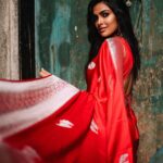 Divya Vadthya Instagram - “Venice” you are a beauty! Had the best food , loved eating the gelato , my morning coffees and the night wines … beautiful streets and bridges , great walks in this traditional saree … wow such an amazing vacation Tq beautiful for capturing me @vicky_photo.it ❤️ Love my red saree @srikrishnasilk 🥰