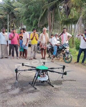 Drone Prathap Instagram - ಡ್ರೋನಾರ್ಕ್ ಏರೋಸ್ಪೆಸ್ ಸಂಸ್ಥೆಯ ವತಿಯಿಂದ ದಾವಣಗೆರೆ IIಜಿII ಹರಪ್ಪನಹಳ್ಳಿಯಲ್ಲಿ‌ ಔಷಧೀಯನ್ನು ಸಿಂಪಡಿಸುವ ಸಂದರ್ಭ.😊 #droneprathap #dronarkaerospace #droneprathap_fansclub #BBK10 #bbk10onjiocinema #biggbosskannada10 #bbk10 #karnataka #davangere #mysore #bangalore #hubli #dharwad #happybiggboss