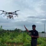 Drone Prathap Instagram - ಇಂದು ಮೈಸೂರು ಜಿಲ್ಲೆಯ ಹುಣಸುಾರು ತಾಲುಕಿನ ಬಿಳಿಕೆರೆ ಯ ದಳ್ಳಾಳು ಗ್ರಾಮದಲ್ಲಿ, ಡ್ರೊನಾರ್ಕ ಏರೋಸ್ಪೆಸ್ ವತಿಯಿಂದ 2 ಎಕರೆ ಶುಂಠಿ ಬೆಳೆಗೆ ಕಿಟನಾಶಕವನ್ನು ಡ್ರೊನ್ ಮುಖಾಂತರ ಸಿಂಪಡಿಸಲಾಯಿತು….. #droneprathap #dronarkaerospace #mysuru #hunsur #chikmagalur #mysuru #harishgowdahunsuru #agridrone #karnataka Hunsur, Mysore