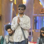 Drone Prathap Instagram - ಮತ್ತೆ‌ ಸಂಬಂಧಗಳ‌ ಬೆಸುಗೆಗೆ ಸಾಕ್ಷಿಯಾದ ಬಿಗ್ ಬಾಸ್ ವೇದಿಕೆ..😊😊😊😊😊😊😊 Official fan page @droneprathap_official_fanpage #colourskannada #colourskannadaofficial #bbk10 #bigboss10kannada #droneprathap #dronarkaerospace #droneprathap_fc