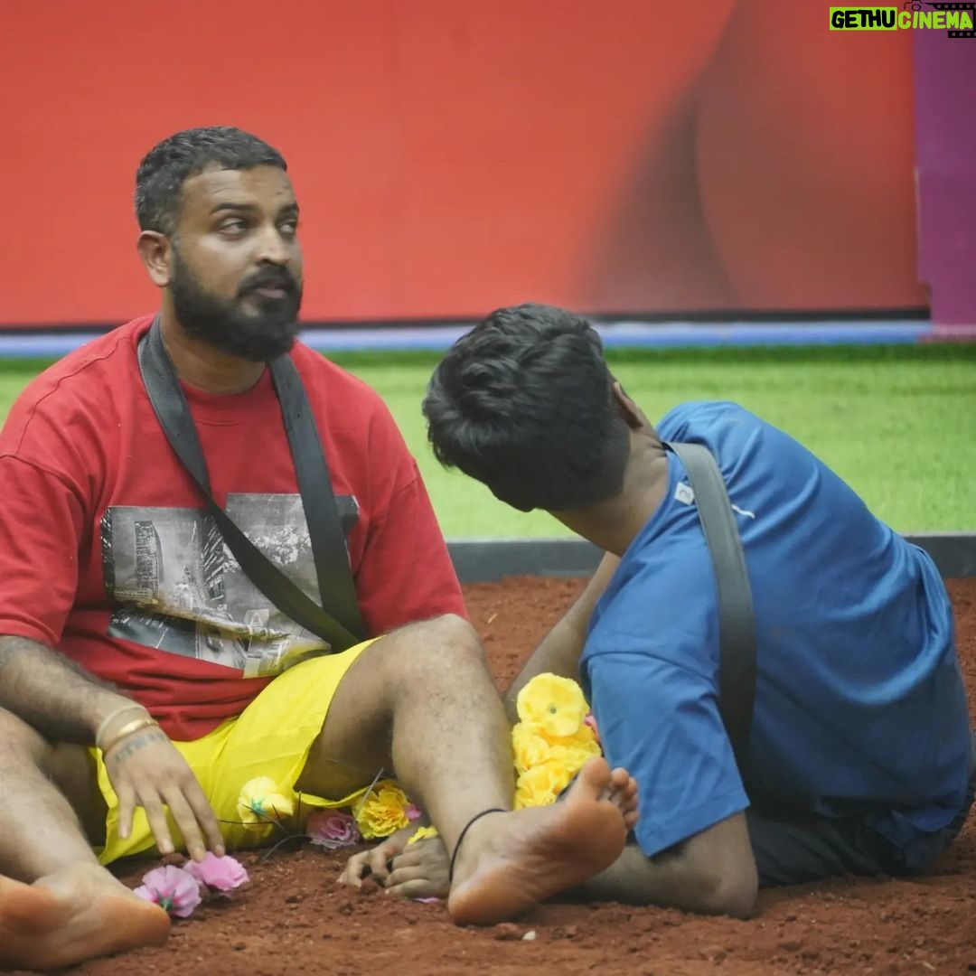 Drone Prathap Instagram - ಹೂ ಕಸಿದುಕೊಳ್ಳೊ TASK ನಲ್ಲಿ ಸಕ್ಕತಾಗಿ ಆಡ್ತಿದ್ದಾರೆ ಪ್ರತಾಪ್ ಅವರು 😍😍😍 Watch Big Boss Kannada Season 10. 24 Hrs Live On Jio Cenima @colorskannadaofficial Official fan page @drone._.prathap_fans #colourskannada #colourskannadaofficial #bbk10 #bigboss10kannada #droneprathap #dronarkaerospace #droneprathap_fc
