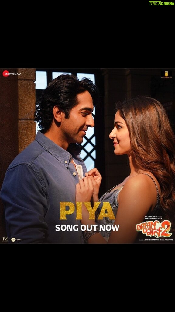 Ekta Kapoor Instagram - Nothing captures the innocence of Pari & her Piya better than this song! 👥🎶 #Piya Song Out Now! Book your tickets now! 🔗 - Link in bio. #25AugustHogaMast #DreamGirl2 In Cinemas Now. @ayushmannk @ananyapanday @writerraj @shobha9168 @balajimotionpictures @gaurisathe @annukapoor @pareshrawalofficial @vijayraazofficial @nowitsabhi @rajpalofficial #GovardhanAsrani #ManojJoshi @seemabhargavapahwa @oyemanjot @anirudh_k_sharma @krishanurathore @nareshkathooria @jubin_nautiyal @arko.pravo.mukherjee @zeemusiccompany