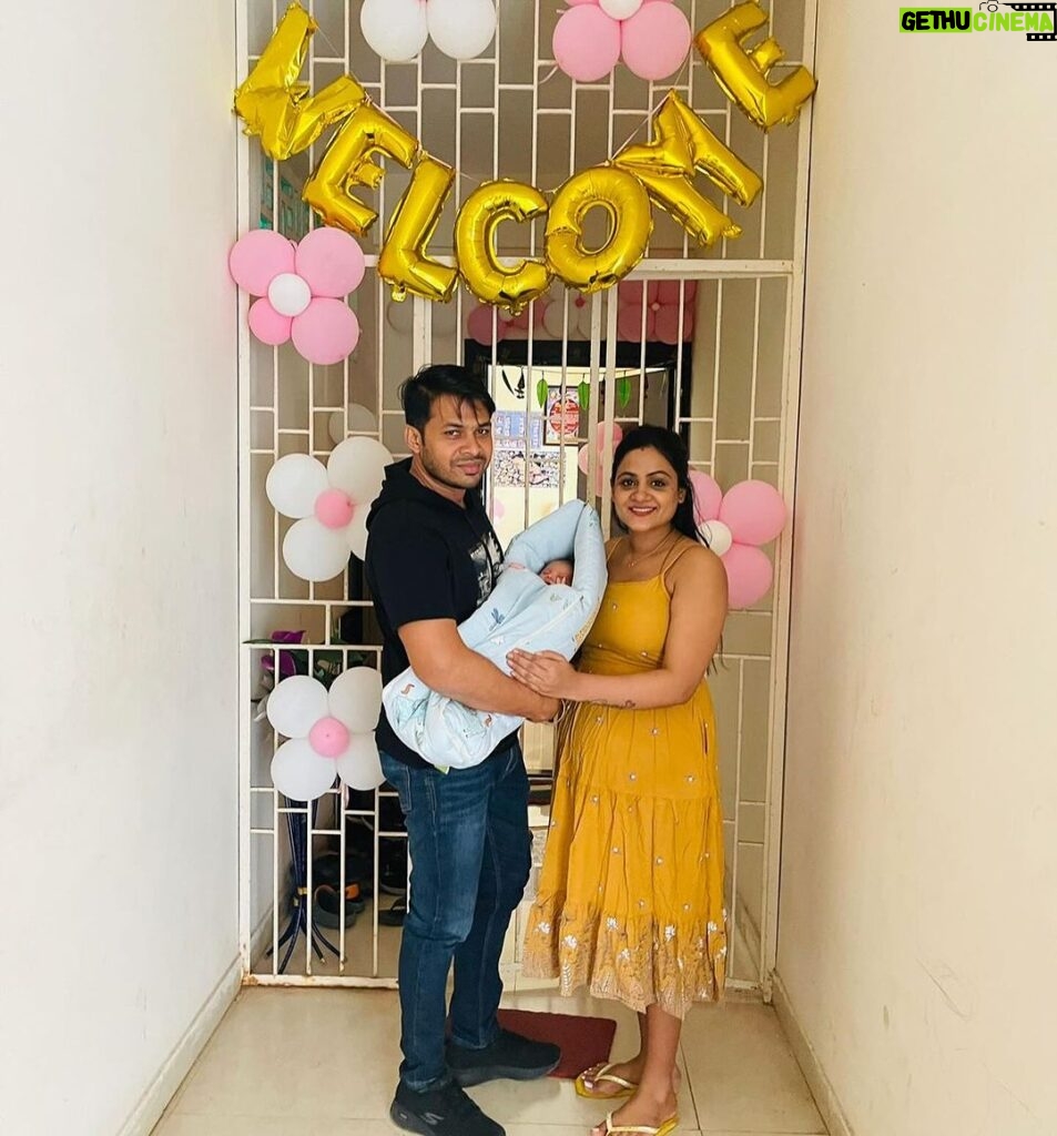 Elli Padhi Instagram - Homecoming of our Lakshmi🦶🏻 She is damn cutie angel 😇 🧚‍♂️ Congratulations Nani & Bhaina ❤️❤️ Thank you @ankita.padhi2 & @padhi.anita nani for this beautiful décor 🤗❤️ Missed the homecoming 😓😓