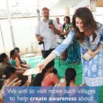 Elnaaz Norouzi Instagram - Hoping to educate more and more Women with the Rural Women’s Leadership Program 🙏🏼❤️ Special Thanks to @monk.chai @democratic_sangha @vibrantlivingbysridevijasti امروز به همراه یکی از متخصصین تغذیه به یکی از مناطق محروم هند اومدیم و تصمیم گرفتیم به خانم هایی که دچار سوءتغذیه و نا آگاه راجع به اهمیت غذاهای سالم هستند رو با روش های سالم خوری و تغذیه درست آشنا کنیم 😊 Telangana
