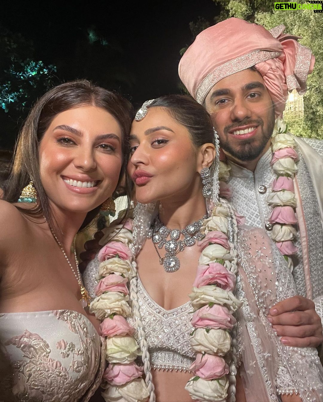 Elnaaz Norouzi Instagram - Congratulations my darling @rahuljhangiani and @shimulpatell 🩷 may your marriage be as beautiful as this wedding! Thank you for a beautiful time and I’m so happy I could be a part of your journey 💋 . . . . . Styled by @stylingbyvictor @sohail__mughal___ Outfit @shehlaakhan Accessories @swabhimannjewellery Assisted by @styledby_antara Location @casawaters #wedding #goa #rahulwedsshimul #love Casa Waters