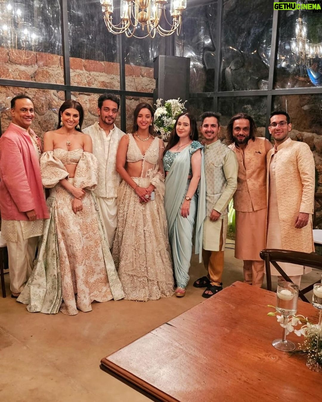 Elnaaz Norouzi Instagram - Congratulations my darling @rahuljhangiani and @shimulpatell 🩷 may your marriage be as beautiful as this wedding! Thank you for a beautiful time and I’m so happy I could be a part of your journey 💋 . . . . . Styled by @stylingbyvictor @sohail__mughal___ Outfit @shehlaakhan Accessories @swabhimannjewellery Assisted by @styledby_antara Location @casawaters #wedding #goa #rahulwedsshimul #love Casa Waters