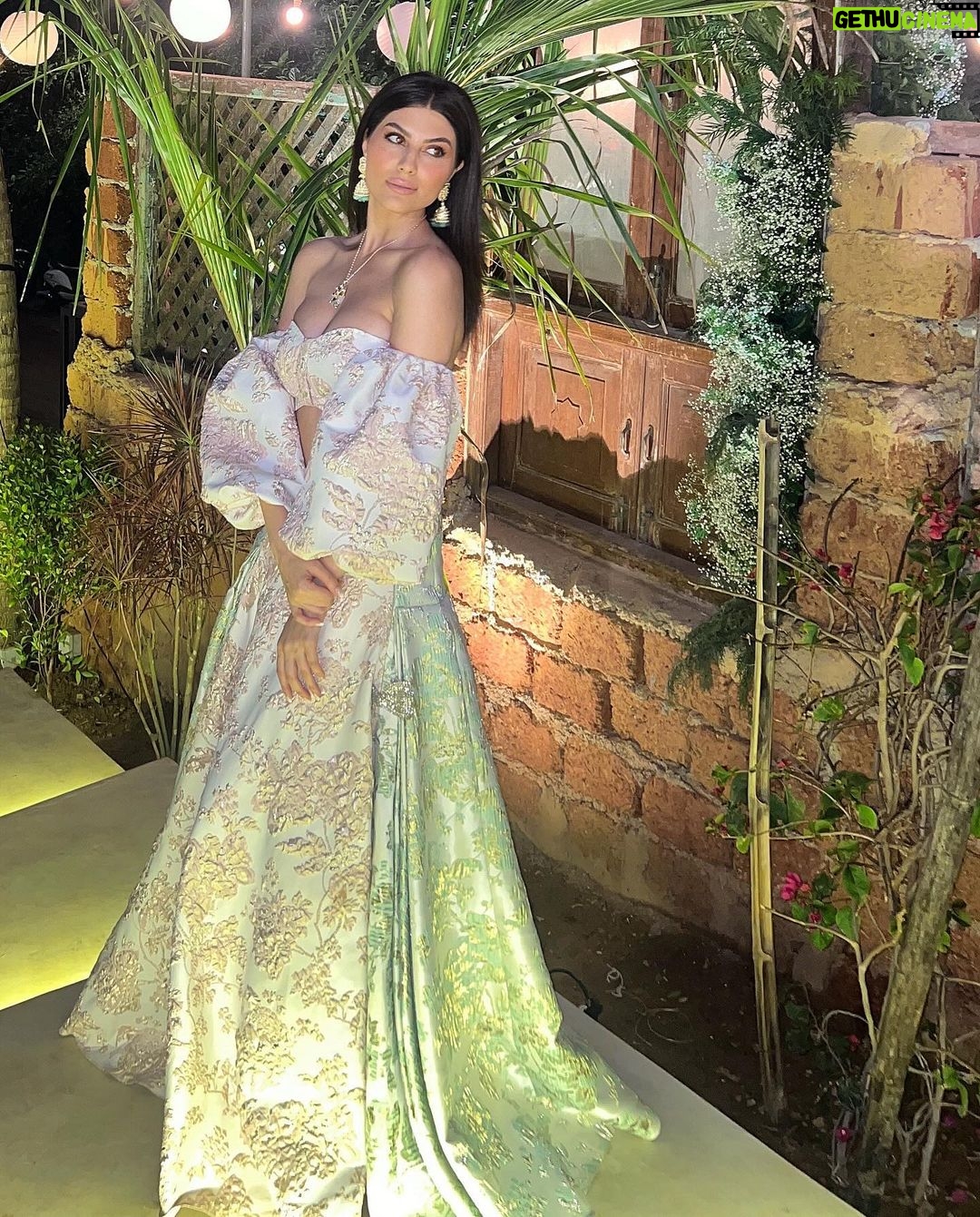 Elnaaz Norouzi Instagram - Congratulations my darling @rahuljhangiani and @shimulpatell 🩷 may your marriage be as beautiful as this wedding! Thank you for a beautiful time and I’m so happy I could be a part of your journey 💋 . . . . . Styled by @stylingbyvictor @sohail__mughal___ Outfit @shehlaakhan Accessories @swabhimannjewellery Assisted by @styledby_antara Location @casawaters #wedding #goa #rahulwedsshimul #love Casa Waters