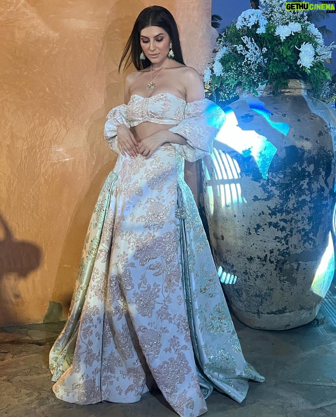 Elnaaz Norouzi Instagram - Congratulations my darling @rahuljhangiani and @shimulpatell 🩷 may your marriage be as beautiful as this wedding! Thank you for a beautiful time and I’m so happy I could be a part of your journey 💋 . . . . . Styled by @stylingbyvictor @sohail__mughal___ Outfit @shehlaakhan Accessories @swabhimannjewellery Assisted by @styledby_antara Location @casawaters #wedding #goa #rahulwedsshimul #love Casa Waters