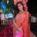 Elnaaz Norouzi Instagram - Whoever thought I can’t drape a Saree by myself - Sorry to disappoint you, I’m a pro 😌 Watch till the end 🤪 شما راجبه من چی‌ فکر می‌کنین ؟! 😜 بلدم , خوبم بلدم 🥰 البته که ساری بستن اصلا اسون نیست #tutorial #saree #sareedraping #justforfun #indian #love #sareelove
