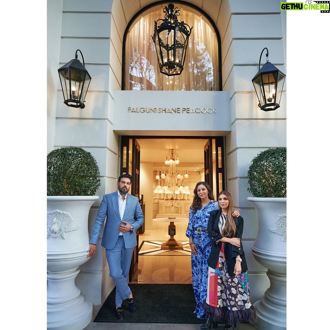 Gauri Khan Instagram - Glad to be back in Kolkata. The design journey that started from Kala Ghoda to Hyderabad now opens in Kolkata. A collaboration with @falgunipeacock @shanepeacock @falgunishanepeacockindia @bottomlinemedia #gaurikhandesigns #interiordesign #newstore #gaurikhan #Kolkata #FalguniShanePeacock #bottomlinemedia