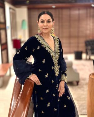 Gauri Khan Instagram - Always handy to have a photographer friend around… Thank u @avigowariker!!! Festive mood 
Outfit @sureenachowdhri 
Styled @bottomlinemedia
📸 @avigowariker