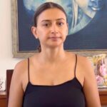 Gauri Pradhan Tejwani Instagram – Roll your tongue inside your mouth and touch it to the roof of the mouth! Excellent for the illusion of a double chin!😊 
#OorjaByGauri #faceyoga #meditation #pranayam #antenatalyoga #mentalhealthcounseling #holistichealth