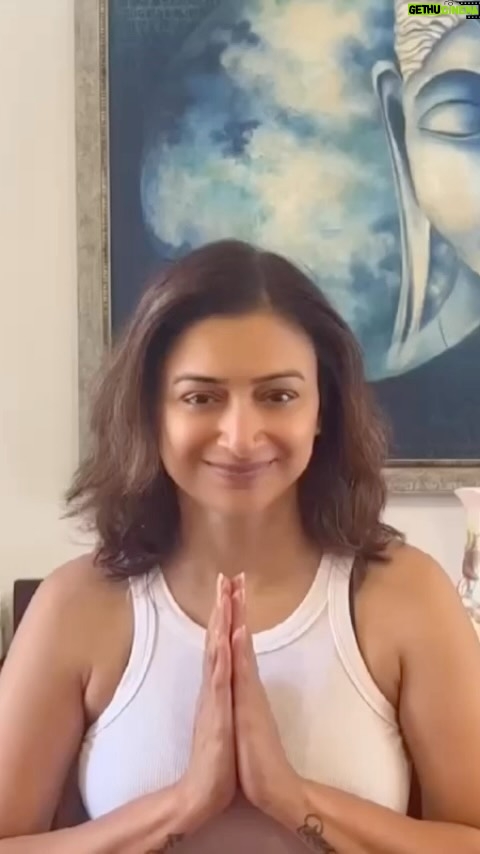 Gauri Pradhan Tejwani Instagram - Forehead Tapping!! Tap your forehead before you start with your forehead exercises!! #OorjaByGauri #faceyoga #pranayam #meditation #antenatalyoga #mentalhealth #holistichealth