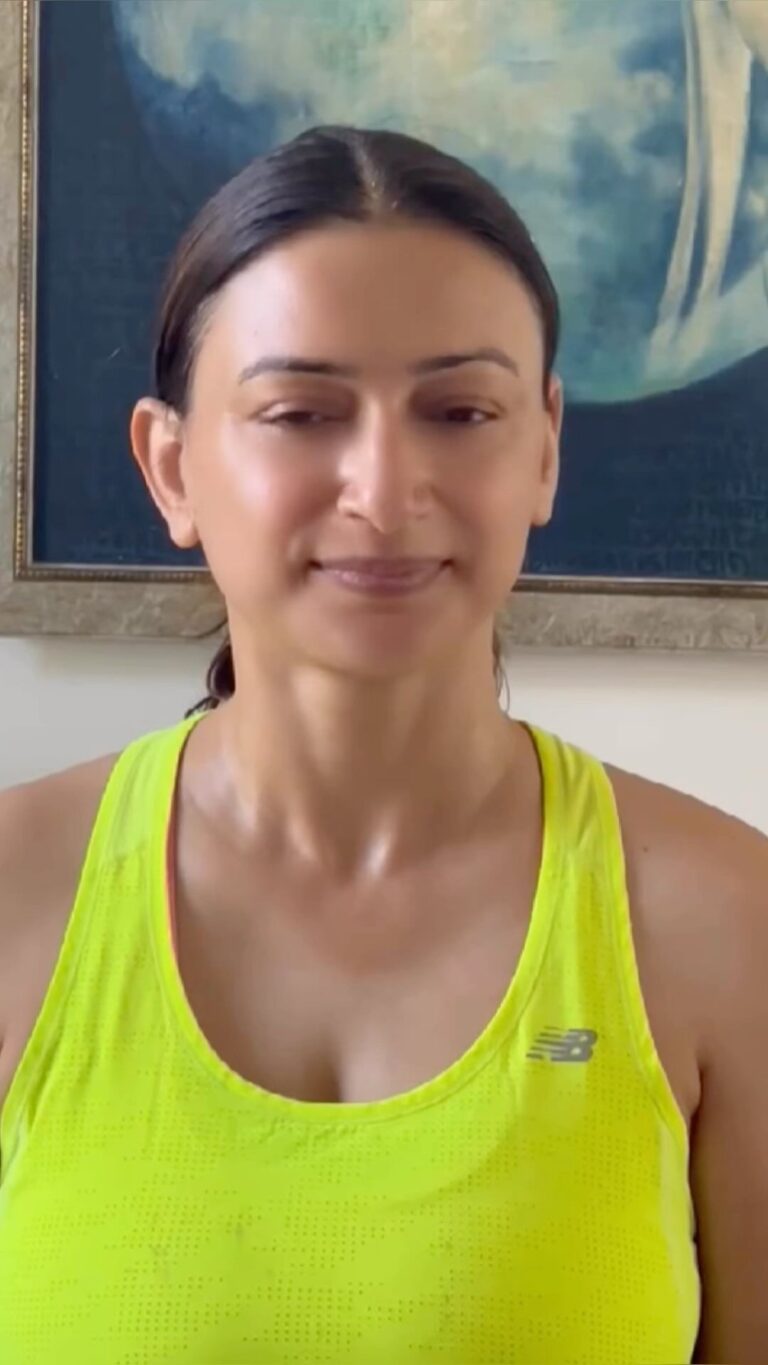 Gauri Pradhan Tejwani Instagram - It’s a great collagen boosting exercise..excellent for facial paralysis!again can do it anywhere anytime!