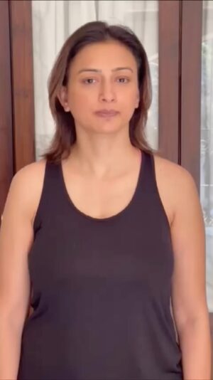 Gauri Pradhan Tejwani Instagram - Slapping the cheeks to get rid of sagging cheeks!great exercise for collagen boosting,facial paralysis and tinnitus.
#OorjaByGauri #faceyoga #pranayam #meditation #antenatayoga #holistichealth #antiaging