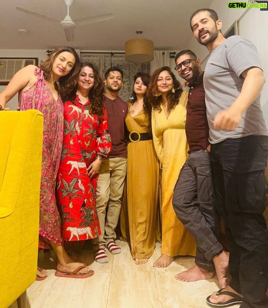 Gauri Pradhan Tejwani Instagram - ❤️❤️❤️ Missed you @nishamalkani #friendslikefamily #friendsforever