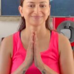 Gauri Pradhan Tejwani Instagram – Move your fingers on your eyebrows like you are moving them on a piano!one of my favourite exercises to get rid of eye issues!excellent for crow’s feet and droopy eyelids!
#OorjaByGauri #faceyoga #pranayam #meditation #anyenatalyoga #holistichelath #eyeexercises