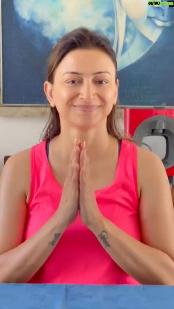 Gauri Pradhan Tejwani Instagram - Move your fingers on your eyebrows like you are moving them on a piano!one of my favourite exercises to get rid of eye issues!excellent for crow’s feet and droopy eyelids! #OorjaByGauri #faceyoga #pranayam #meditation #anyenatalyoga #holistichelath #eyeexercises