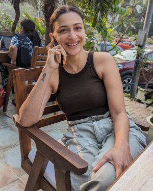 Gauri Pradhan Tejwani Instagram - I love candid photographs …so posting this one!thank you @arshiyakapadia for this!
#candidphotography #bff #bestpicture