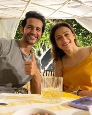 Gauri Pradhan Tejwani Instagram - Day 2 : Date 2 ..when she is here ..it’s peanuts for her to book a table .. 🤗🤗🤗..
#hitentejwani #gpradhan #friday #datenight #love #gratitude #whisperingwillowszirakpur #weekend