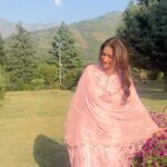 Gauri Pradhan Tejwani Instagram – Sawar loon…sawar loon….thank you @komalgill196

#pashminna #workmode #kashmir #srinagar #botanicalgarden #winters #flowers #dallake Botanical Garden, Srinagar