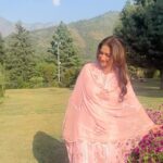Gauri Pradhan Tejwani Instagram - Sawar loon…sawar loon….thank you @komalgill196 #pashminna #workmode #kashmir #srinagar #botanicalgarden #winters #flowers #dallake Botanical Garden, Srinagar