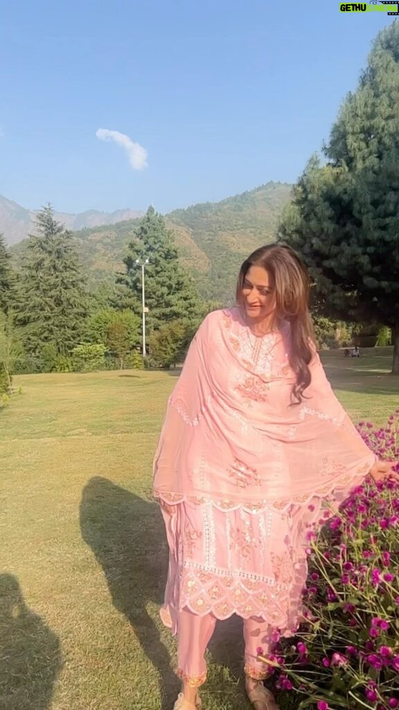 Gauri Pradhan Tejwani Instagram - Sawar loon…sawar loon….thank you @komalgill196 #pashminna #workmode #kashmir #srinagar #botanicalgarden #winters #flowers #dallake Botanical Garden, Srinagar