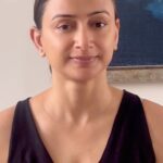 Gauri Pradhan Tejwani Instagram - FOREHEAD SCISSORS- Easy exercises to get rid of the forehead lines..please apply cream or oil before the exercise. NEW FACE YOGA BATCHES-1 st to the 10 th of October.. see your face transform in 10 days..just 3 group batches..limited seats…DM to book #OorjaByGauri #faceyoga #pranayam #meditation #antenatalyoga #holistichealing