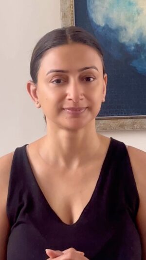 Gauri Pradhan Tejwani Instagram - FOREHEAD SCISSORS-
Easy exercises to get rid of the forehead lines..please apply cream or oil before the exercise.

NEW FACE YOGA BATCHES-1 st to the 10 th of October..
see your face transform in 10 days..just 3 group batches..limited seats…DM to book

#OorjaByGauri #faceyoga #pranayam #meditation #antenatalyoga #holistichealing