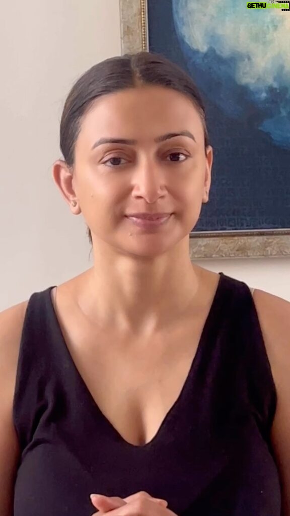 Gauri Pradhan Tejwani Instagram - FOREHEAD SCISSORS- Easy exercises to get rid of the forehead lines..please apply cream or oil before the exercise. NEW FACE YOGA BATCHES-1 st to the 10 th of October.. see your face transform in 10 days..just 3 group batches..limited seats…DM to book #OorjaByGauri #faceyoga #pranayam #meditation #antenatalyoga #holistichealing