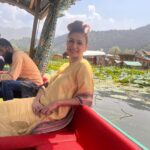 Gauri Pradhan Tejwani Instagram - My new look!!!😃 #kashmir #srinagar #dallake #shootlife #shikara
