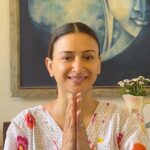 Gauri Pradhan Tejwani Instagram - Something for your EYEBROWS! Not happy with your droopy or imbalanced eyebrows,then try this! #OorjaByGauri #faceyoga #pranayam #meditation #antenatalyoga #mentalhealthcounseling #holistichealth