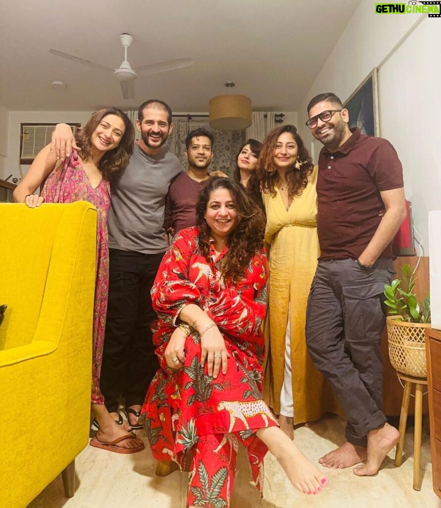 Gauri Pradhan Tejwani Instagram - ❤️❤️❤️ Missed you @nishamalkani #friendslikefamily #friendsforever