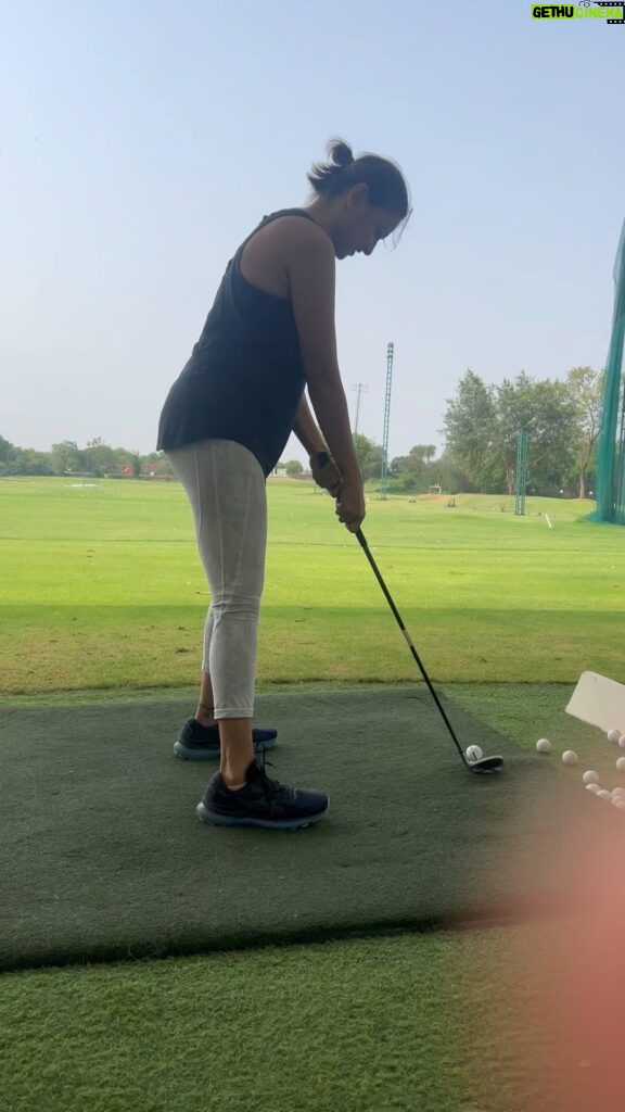 Gauri Pradhan Tejwani Instagram - Slow and steady wins the race!! 🏌️‍♀️⛳️ #golf #golfing #golfrange #gurugram #skyline